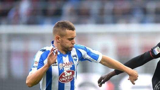Tre giocatori per una maglia in difesa contro il Bari