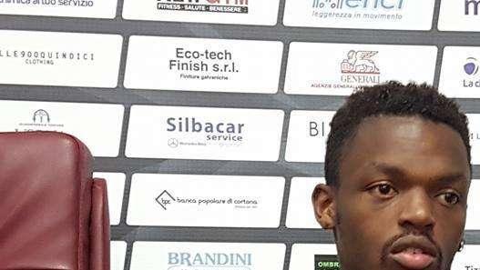 FOTO - La firma di Yamga con il Pescara