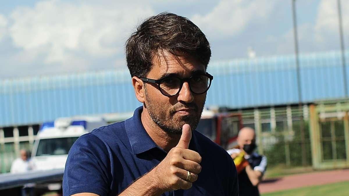 L'ex Pescara Grassadonia vicino alla panchina di un club di C