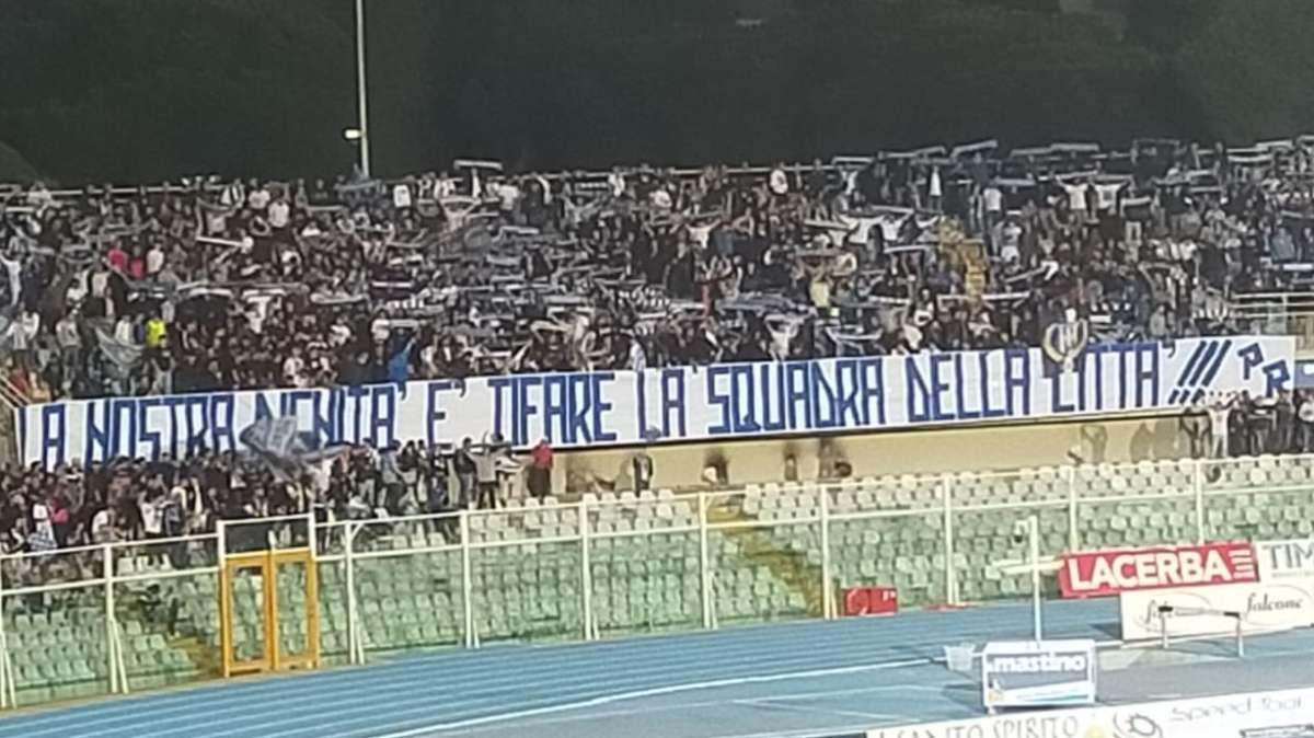 Pescara, i tifosi: "La nostra dignità è tifare la squadra della città" | FOTO