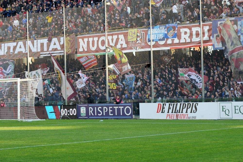Salernitana ko contro il Pescara: squadre e società contestate