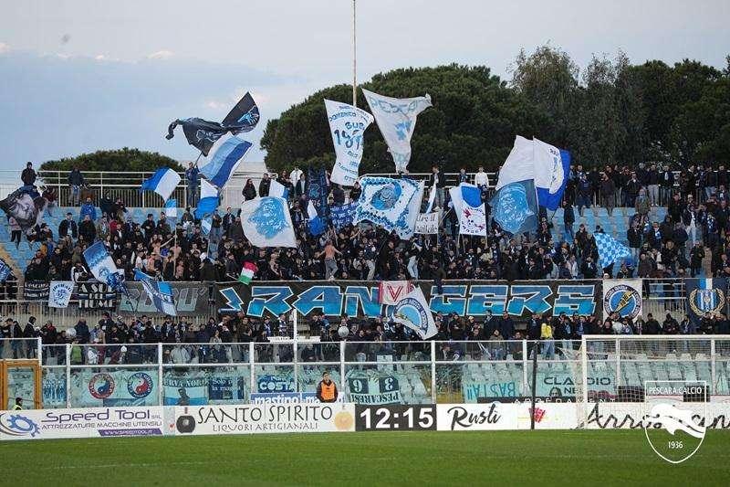 Pescara, tifoso biancazzurro cade dagli spalti deL Vanni Sanna: la situazione | FOTO