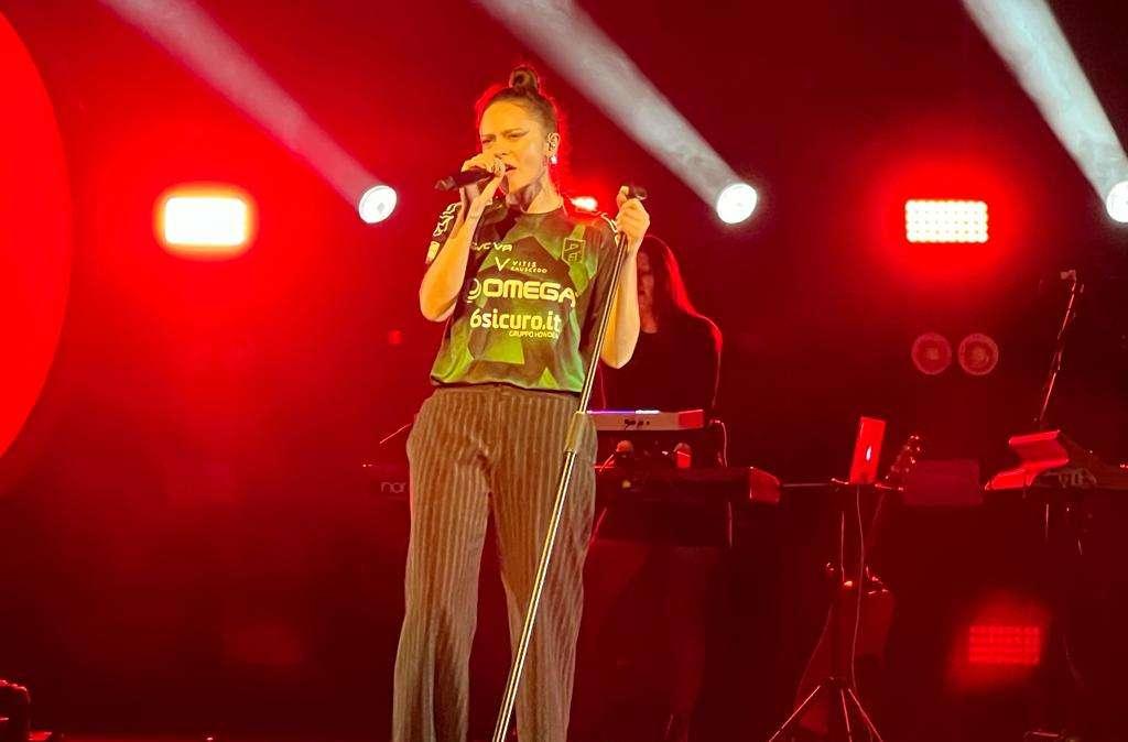 Pordenone Calcio: concerto (e compleanno) neroverde per la cantante Michielin (VIDEO)