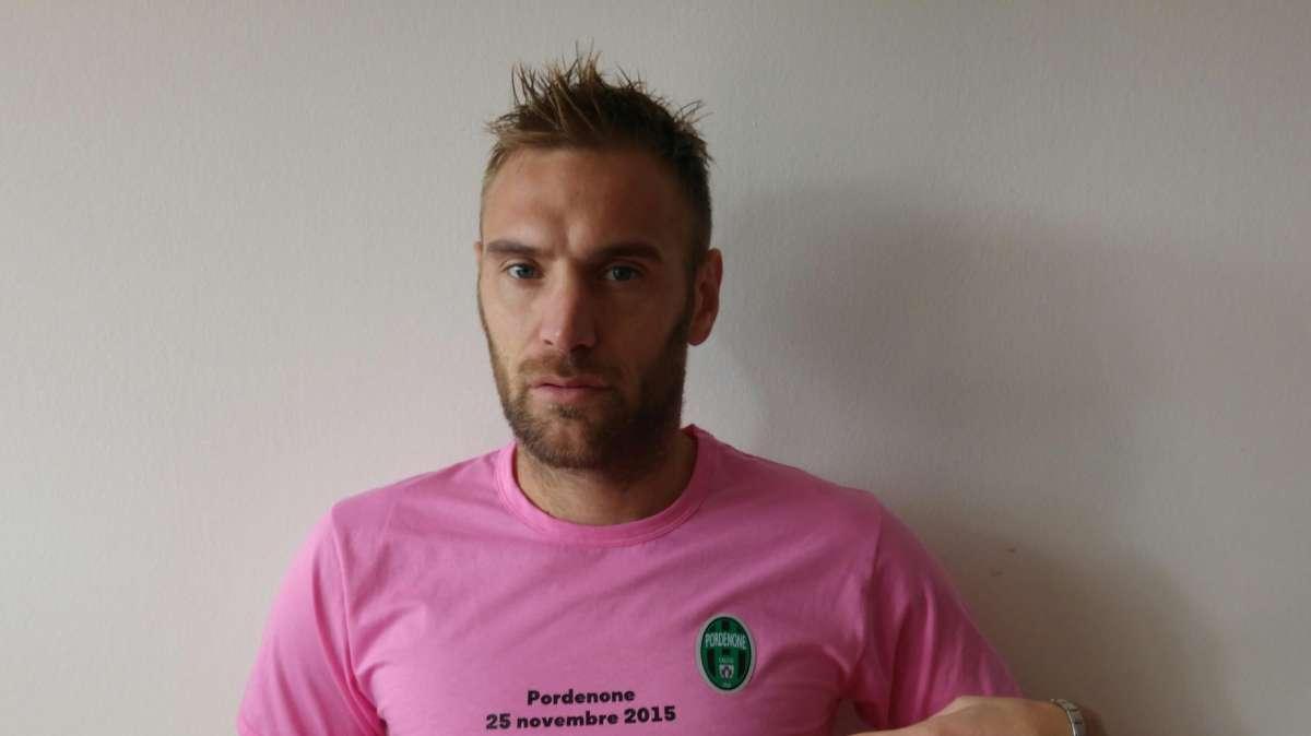 Pordenone Calcio, una T-shirt rosa per dire "NO" alla violenza sulle donne; ad indossarla in anteprima è stato il capitano Stefani
