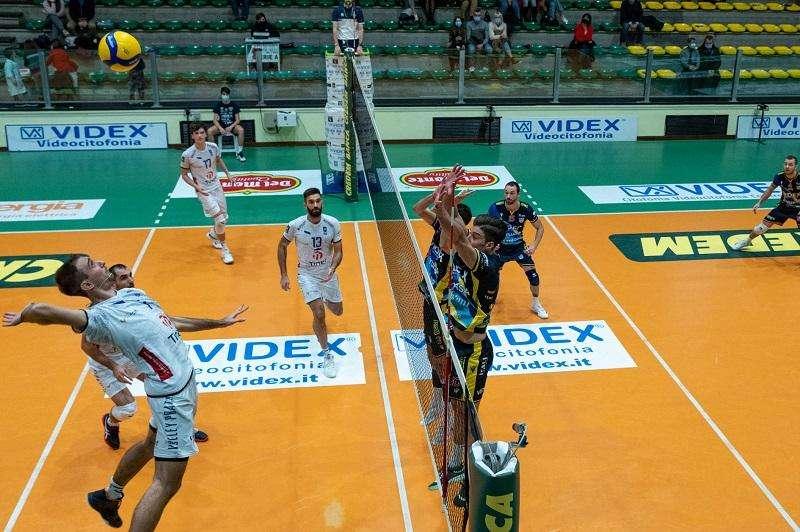 Volley: la Tinet suona settima dolcissima sinfonia. Battuta la capolista Grottazzolina