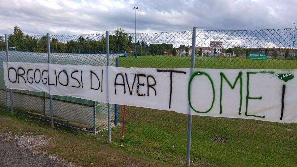 "Orgogliosi di aver Tomei", lo striscione del Fan Club Caffè Nogaredo dedicato al portiere neroverde