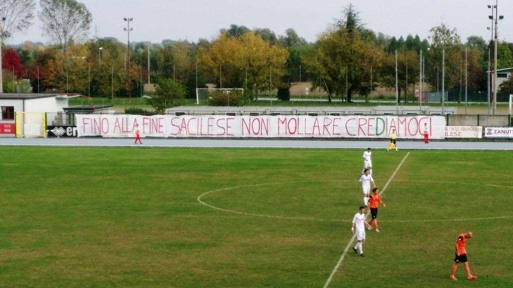 Cartellone nello stadio