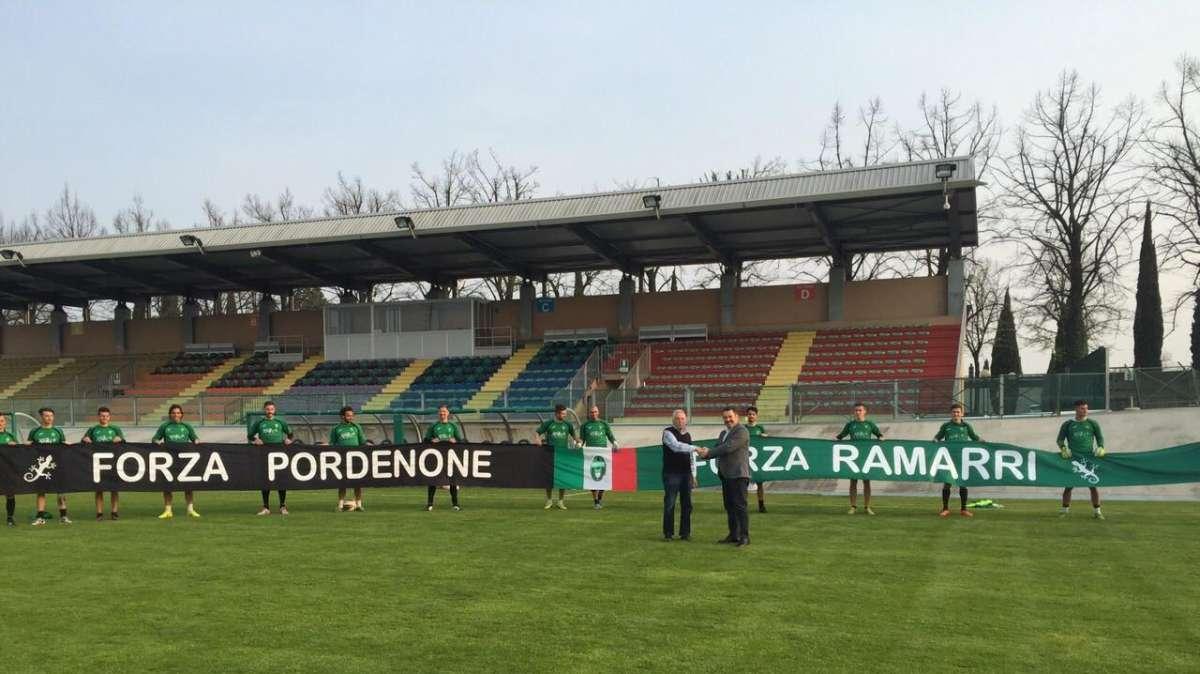 Striscione smarrito, il Pordenone Calcio ne consegna uno nuovo al super tifoso "Pablo"