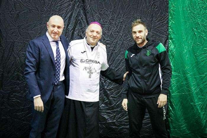 Pordenone Calcio: il Vescovo, in visita per Natale, indossa la maglia dei Ramarri