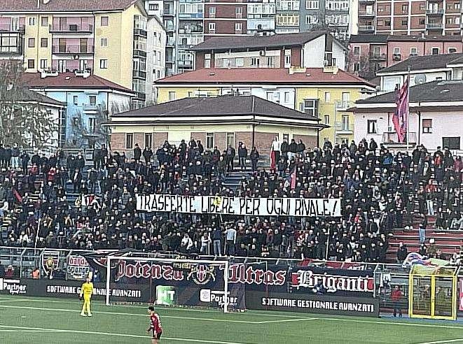 La Curva Ovest contro il divieto di trasferta per i tifosi della Cavese