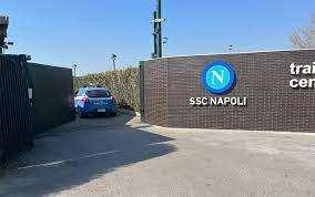 Clamoroso a Castel Volturno: un uomo sfonda con l'auto i cancelli del Centro Sportivo degli azzurri