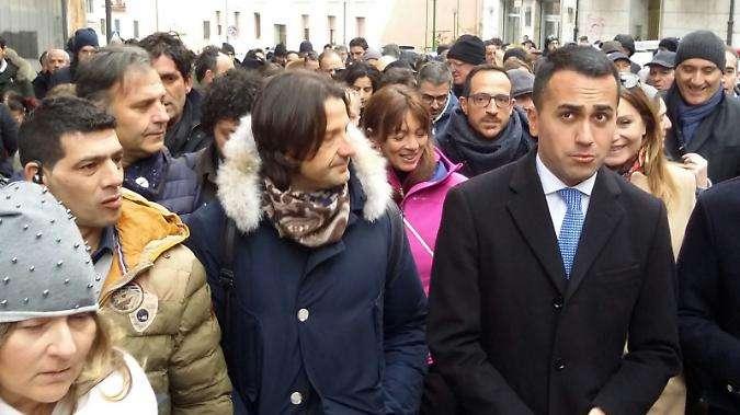 Di Maio e Caiata... bagno di folla per il duo grillino...