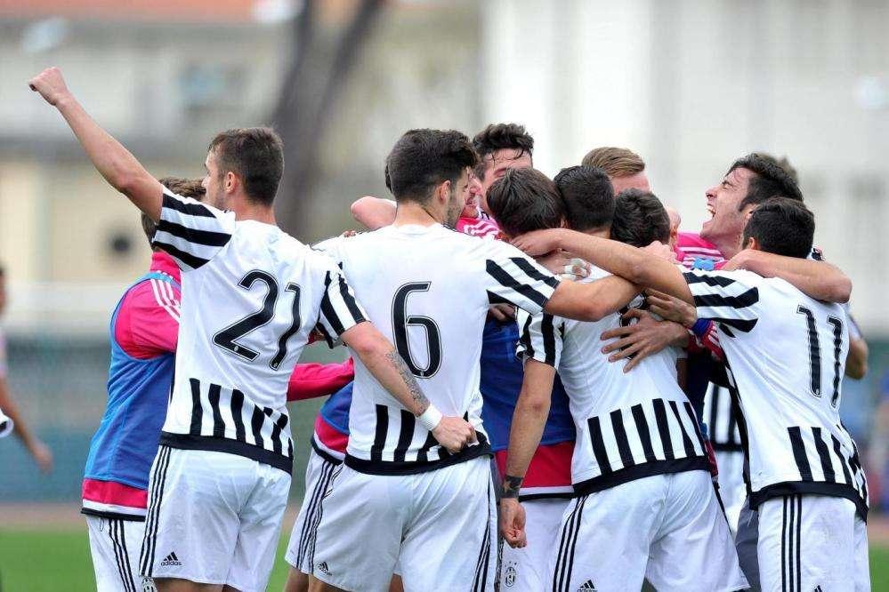 E' l'ex serie D Di Massimo a regalare la Viareggio Cup alla Juventus contro il Palermo.