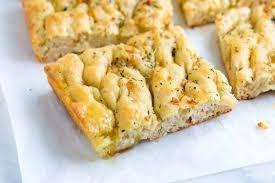 Pochi tifosi allo stadio? Tra primo e secondo tempo arriva la focaccia...