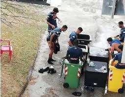 Hanno fatto discutere le foto dei calciatori del Napoli che fanno crioterapia nei bidoni della spazzatura