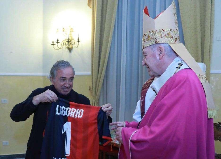 Il presidente del Potenza Donato Macchia ha donato una maglia rosso-blù al Vescovo Monsignor Ligorio