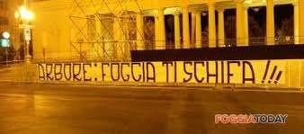 A Foggia striscione da curva contro Renzo Arbore.