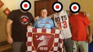  I tifosi della Nocerina regalano bandiera e maglia allo sfortunato Andrea.
