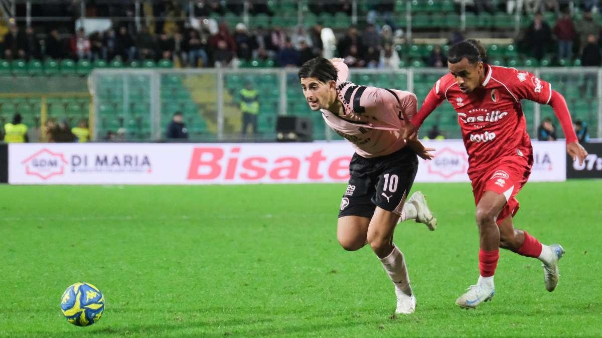 Scoppia un caso di razzismo in Serie B, Longo allenatore del Bari: "Vazquez ha chiamato Dorval negro di merda"