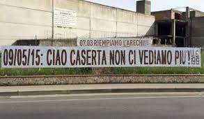 Il derby tra Salernitana e Casertana si surriscalda a colpi di striscioni.