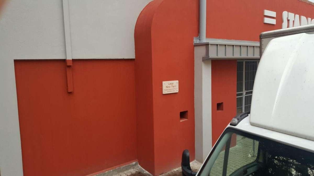 La targa "Largo Nino Ferri" torna al suo posto !