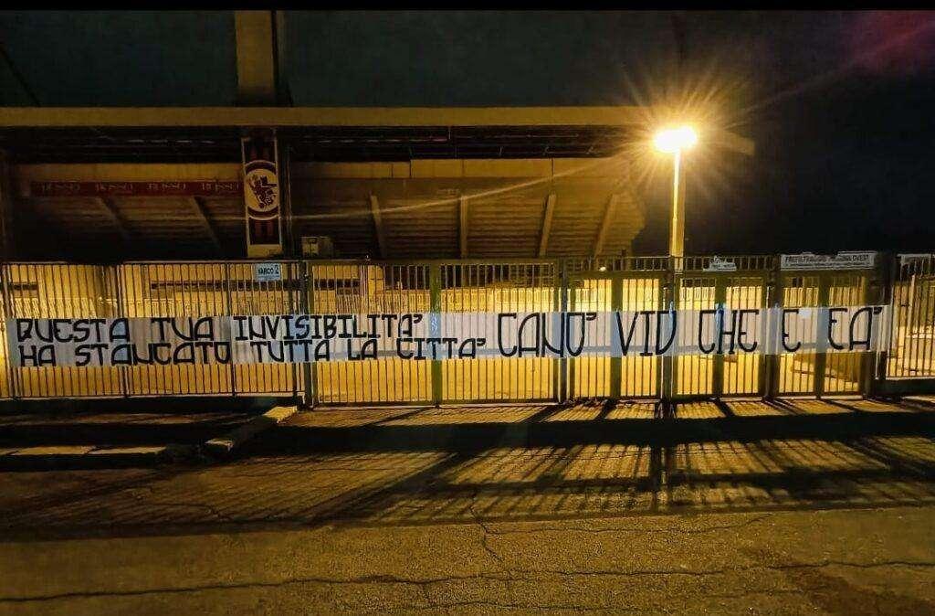 Foggia, striscione dei tifosi per il presidente Canonico