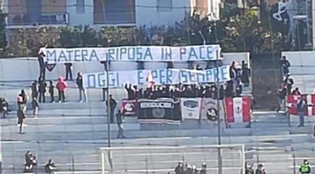I tifosi dell'Altamura "salutano" il Matera...