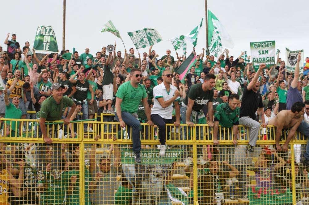 Per lo spareggio con il Lanusei ai tifosi dell'Avellino uno stadio intero non basta...