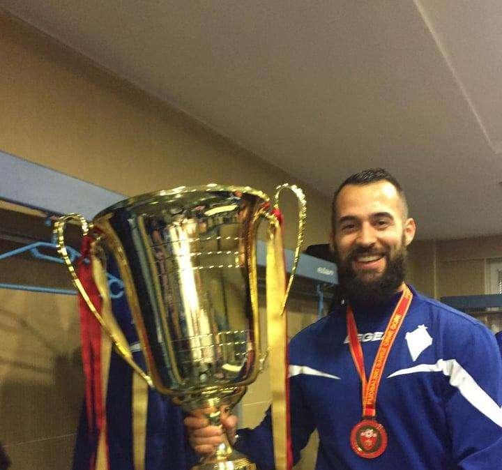 Un ex difensore del Potenza ha alzato al cielo un importante trofeo...