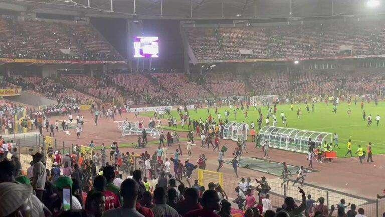 La Nigeria non si qualifica ai Mondiali, i tifosi assalgono e distruggono lo stadio 