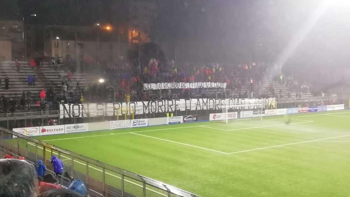 Il saluto della Ovest al tifoso della Vultur deceduto: "Non si può morire d'amore. Ciao Fabio"