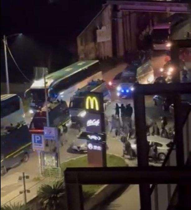 Cosenza-Catanzaro, ecco il bilancio degli scontri tra tifosi dopo l'assalto al Mc Donald's di Quattromiglia