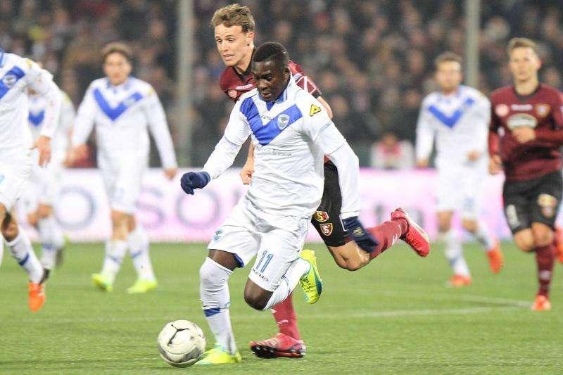 Baba Seck vicino alla firma...