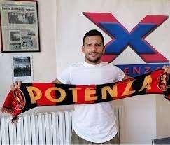 Potenza, l'attaccante argentino Banegas che ancora non ha risolto il contratto con il club rosso-blù potrebbe approdare in Serie D