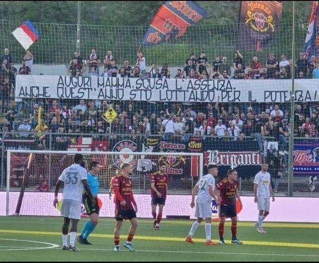 "Auguri Mamma scusa l'assenza anche quest'anno sto lottando per il Potenza"