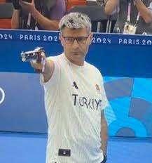 Il turco  Yusuf Dikec vince la medaglia d'argento alle Olmpiadi nel tiro a segno e diventa una star