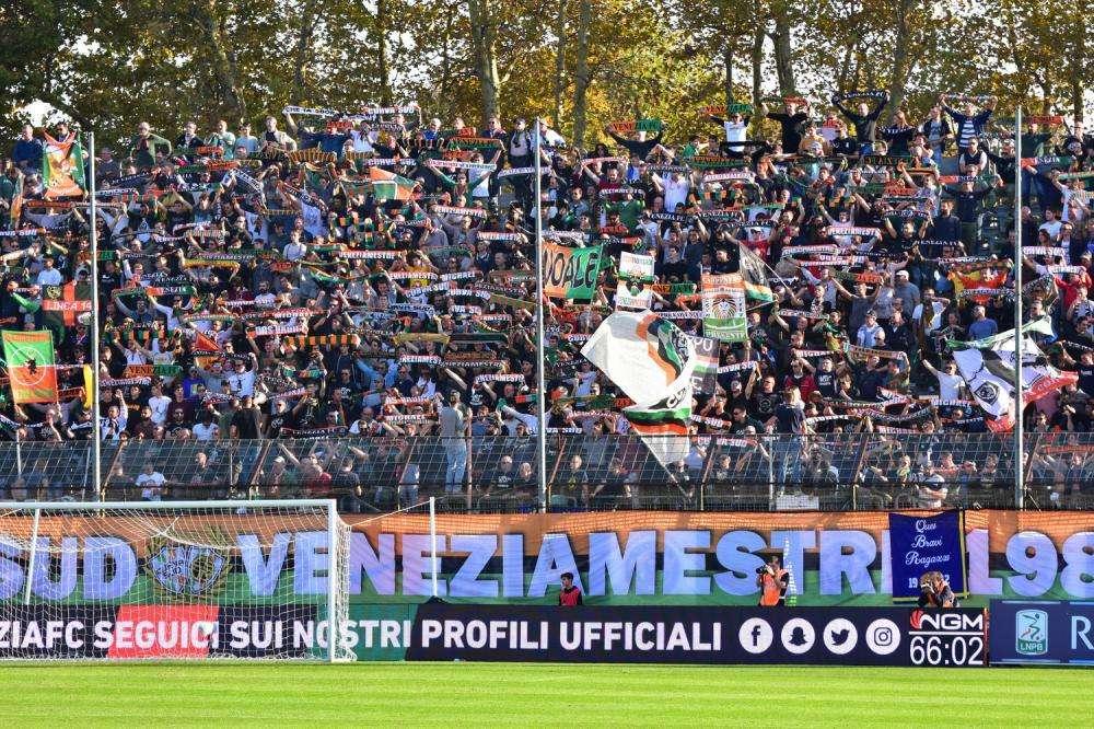 Serie B, primi intoppi nella ripartenza, il Venezia dà forfait