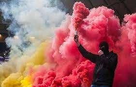 Tifoso del Campobasso accende un fumogeno fra la folla, per lui adesso stadio vietato 