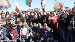 Catania, tifosi incontrano squadra a Torre del Grifo tra lacrime, cori e saluti 