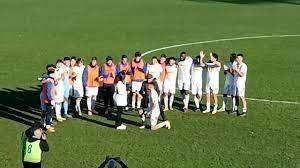 Al termine di Monterosi-Avellino il calciatore laziale Piroli chiede alla sua compagna Silvia di sposarlo