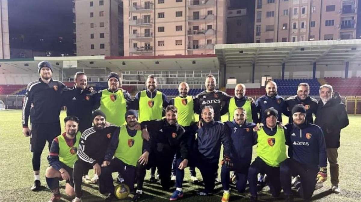 I vari staff del Potenza ieri sera si sono dati appuntamento in campo per una partita amichevole a ranghi misti