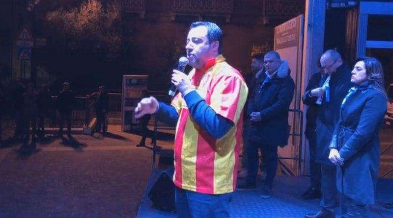 Salvini ad un comizio con la maglia del Giulianova... scoppia la polemica...