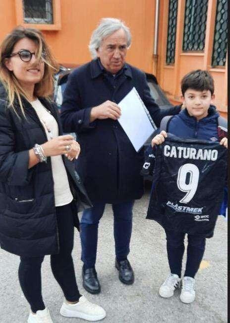 Che sorpresa per il piccolo Fernando! Il presidente del Potenza Macchia gli dona la maglia ufficiale di Caturano