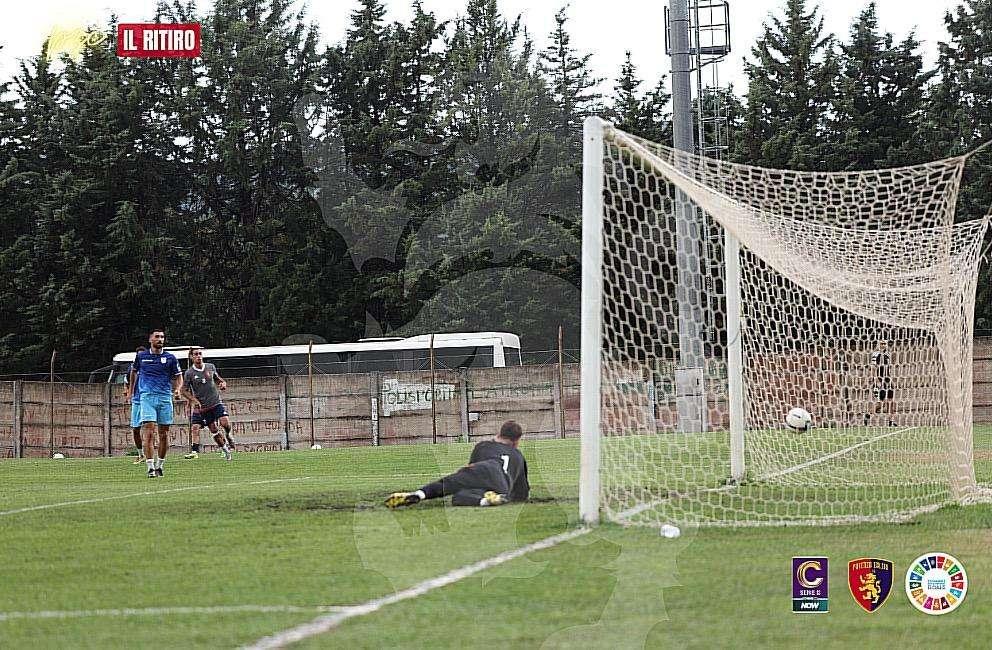 Prove di 4-3-3, il Potenza batte l'Equipe Campania
