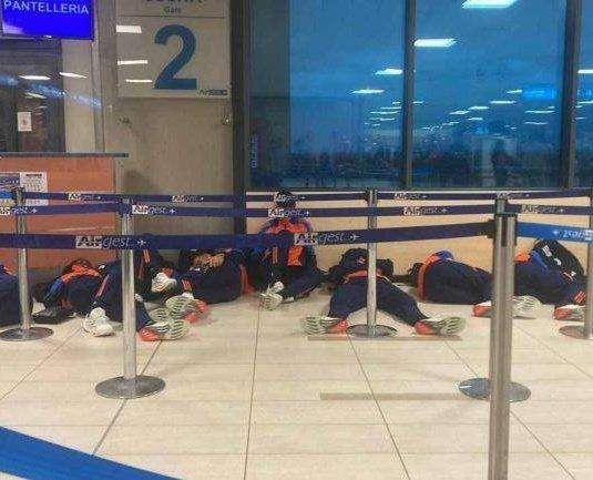 Dopo la partita di Trapani la Juventus Next Gen resta a terra con i calciatori costretti a dormire in aeroporto