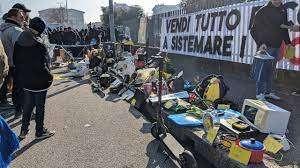 Verona, i tifosi contestano il presidente Setti e allestiscono un bazar di materiale usato davanti al "Bentegodi"