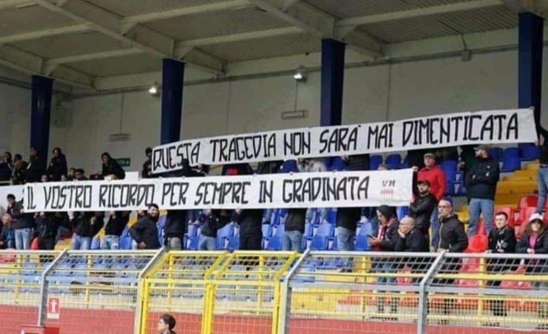 I tifosi del Sorrento: "Questa tragedia non sarà mai dimenticata. Il vostro ricordo per sempre in gradinata"