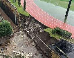 Ercolano, crolla parte dello stadio dopo le forti precipitazioni di ieri: si apre una voragine ai bordi della pista di atletica 