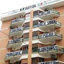 Un tifoso bianconero trasforma il suo condominio nello Juventus Building...