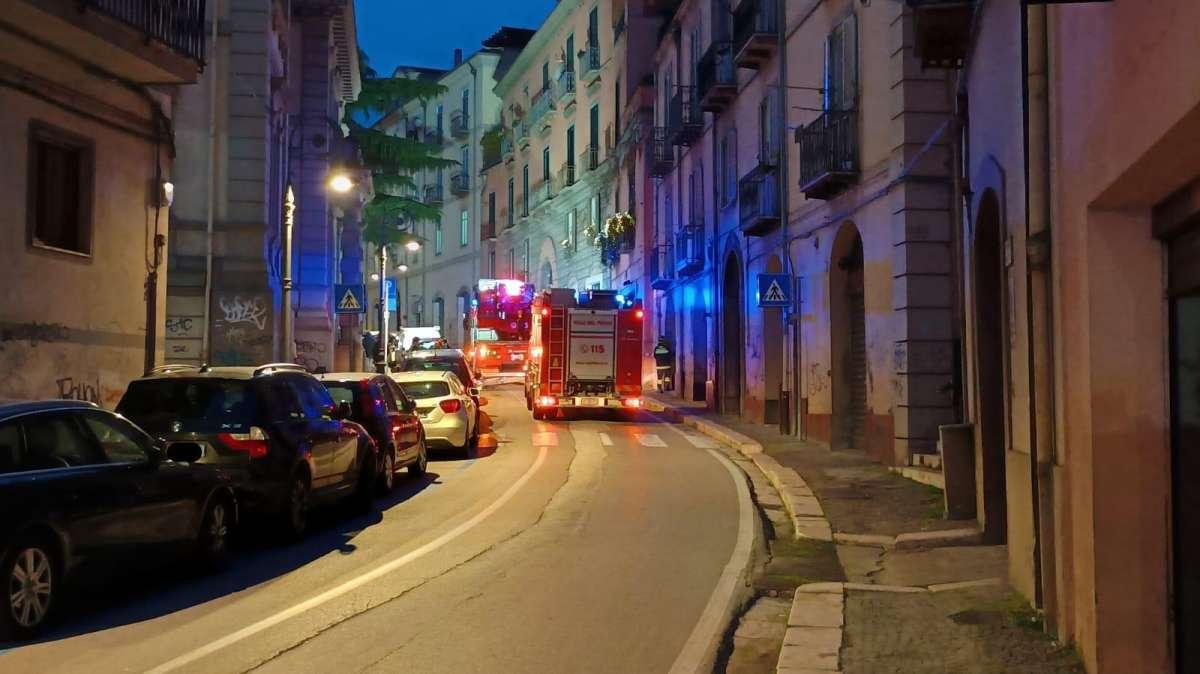 Potenza, bloccato Corso Umberto per caduta intonaco, intervenuti i Vigili del Fuoco